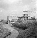 150786 Gezicht op het perron en talud van het N.S.-station Vlaardingen Oost te Vlaardingen.